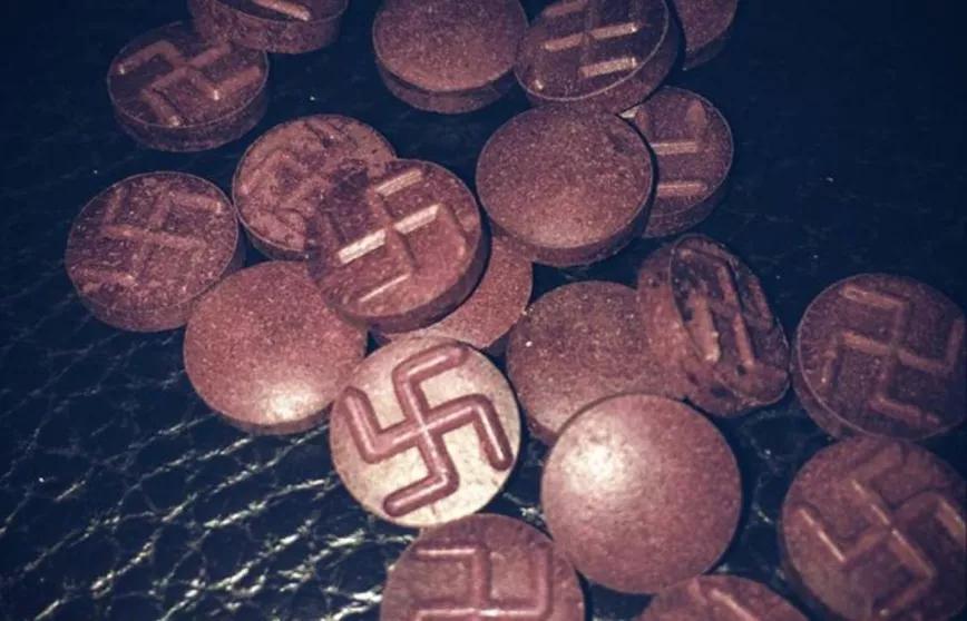 Encuentran pastillas de MDMA y LSD con simbología nazi