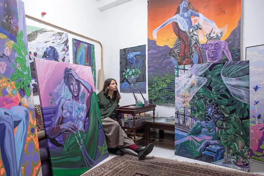 Valentina Vacó en su estudio madrileño junto a sus pinturas.