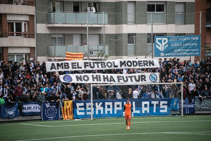 Gradas populares contra el fútbol moderno