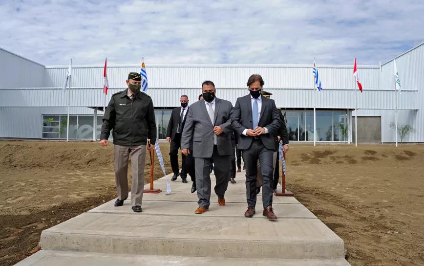 El presidente de Uruguay, Luis Lacalle Pou, en la inauguración de la planta procesadora de cáñamo de la empresa Boreal en 2020. 