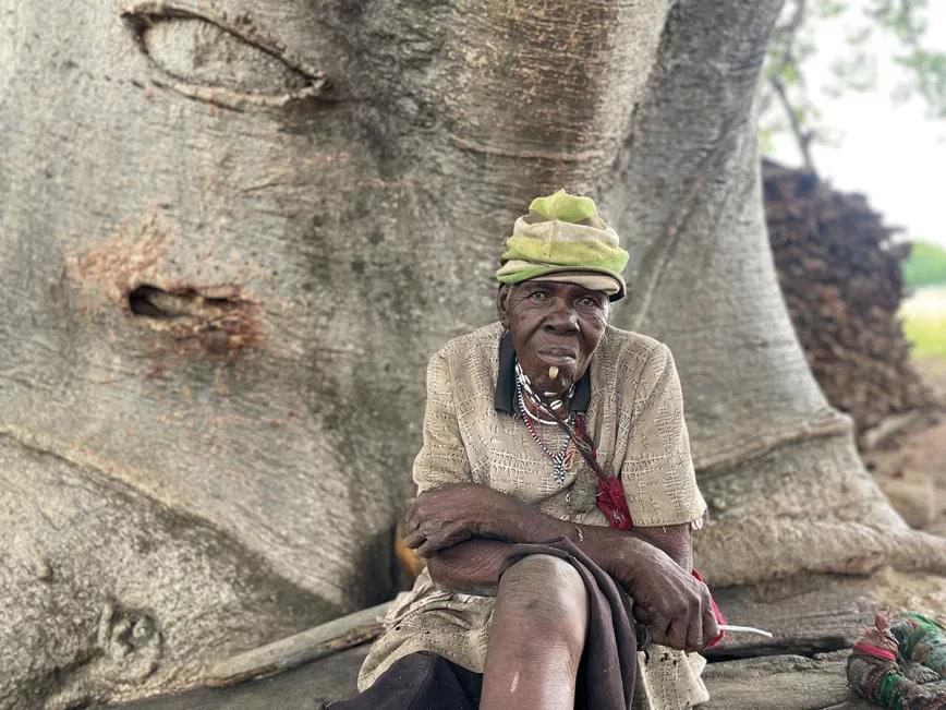 Un porro en Togo: peinados afro, historias que se repiten y un dios de tres penes