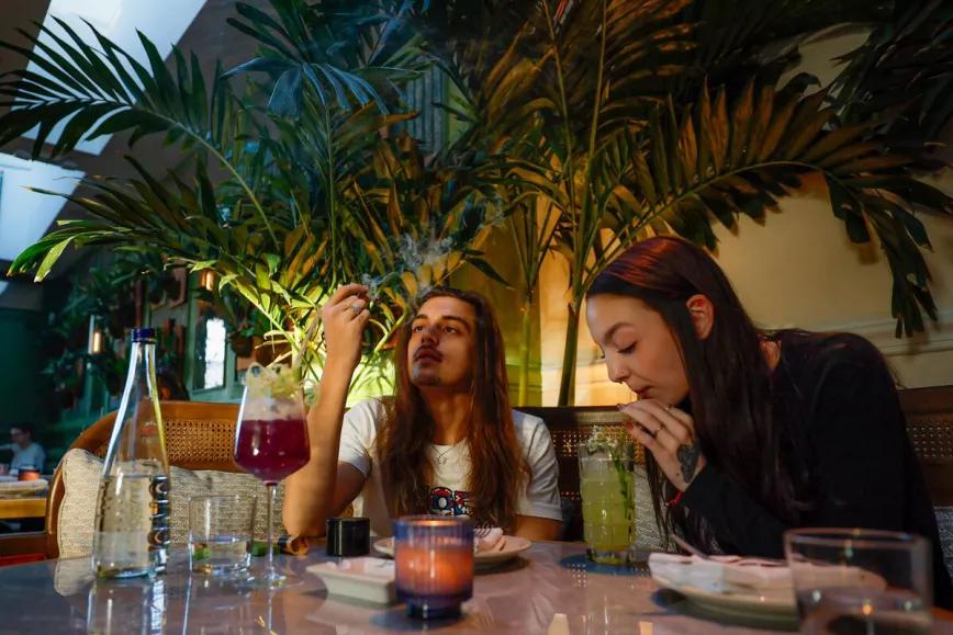 Comienzan a funcionar los cafés de cannabis en California