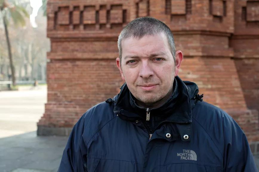 Carles Viñas, autoridad indiscutible –e indiscutida– en materia skinhead de nuestro país, fotografiado frente al Arc de Triomf de Barcelona en 2017.