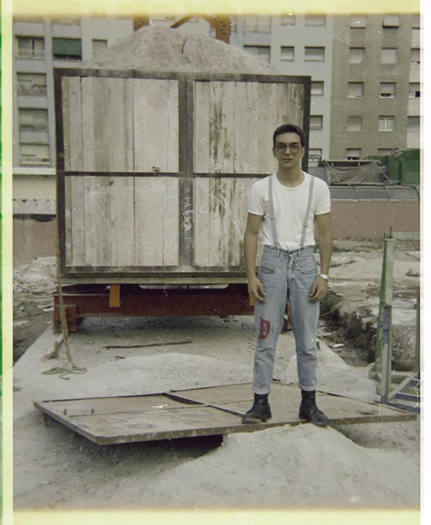 Un joven Jordi Llansamà (actual capo del sello BCore Disc) convertido en skinhead tras un concierto de Decibelios.