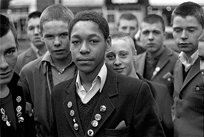 Banda multirracial fotografiada en 1980 en el oeste de Londres.