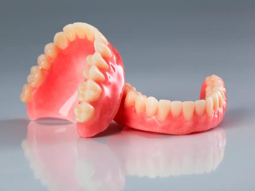 Descubren que el CBD ayuda a prevenir infecciones en dentaduras postizas