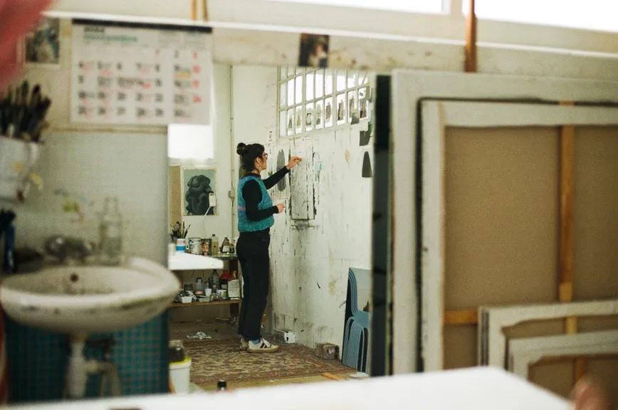 Victoria Iranzo pintando en su estudio de Bruselas. Foto de Carmen Gray