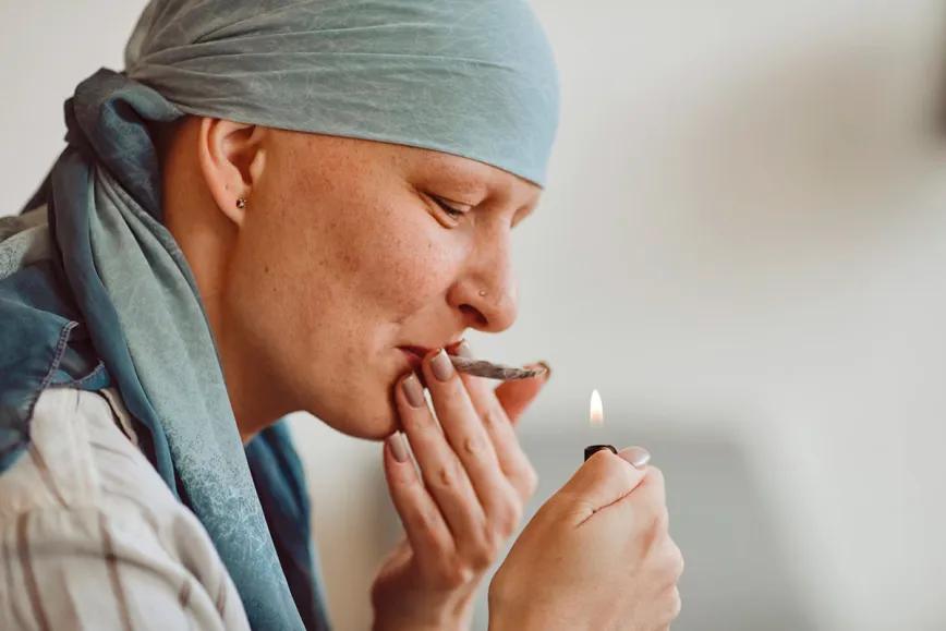 Uno de cada doce supervivientes de cáncer en EE UU consume cannabis