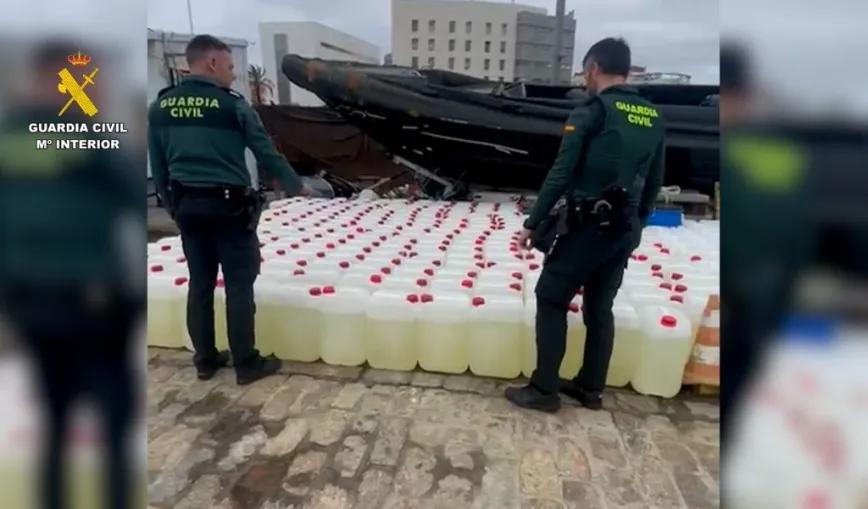 La Guardia Civil interviene más de 5.500 litros de combustible para el abastecimiento de narcolanchas en Punta Umbría (Huelva). Imagen de archivo.