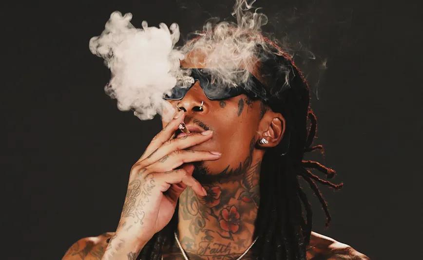 Rumanía condena a Wiz Khalifa por fumar cannabis en el escenario