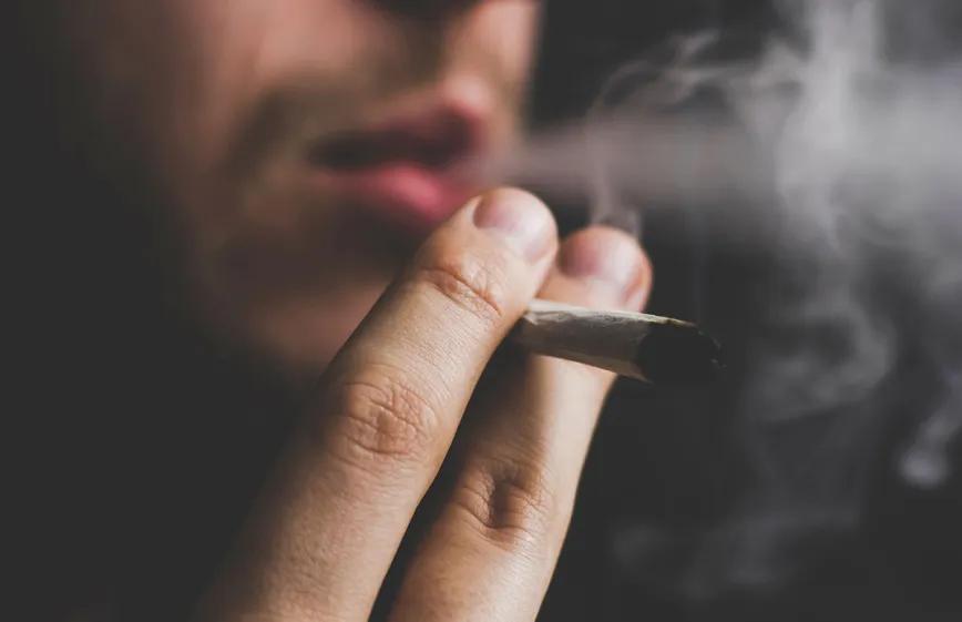 Investigación clínica cuestiona el posible vínculo entre cannabis y pensamiento suicida