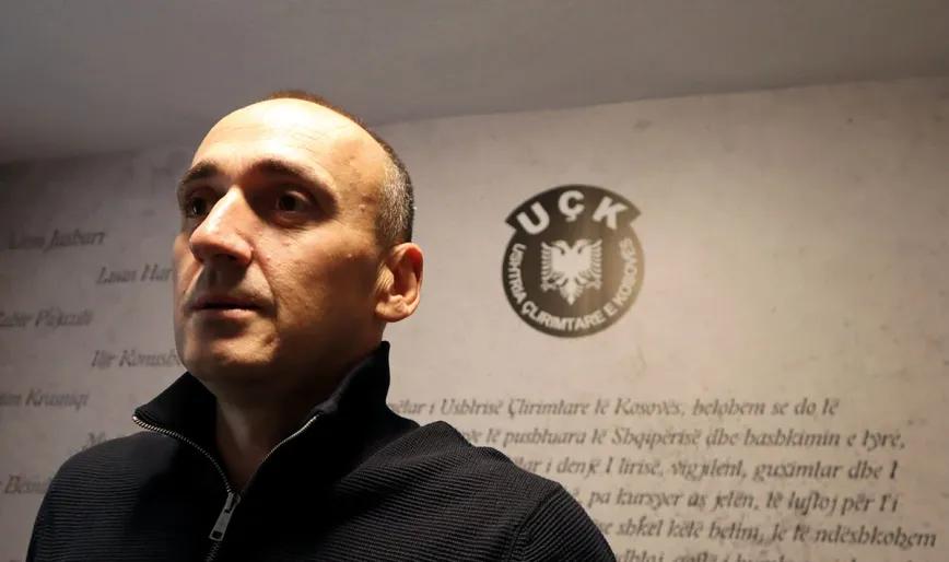 Gazmend Syla en   la sede de excombatientes del UCK en Peja. 