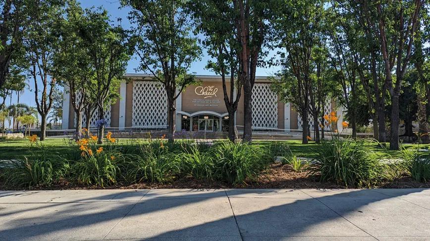 The Cheech, inaugurado en 2022 en Riverside (California), es el museo con la mayor colección de arte chicano del mundo.  