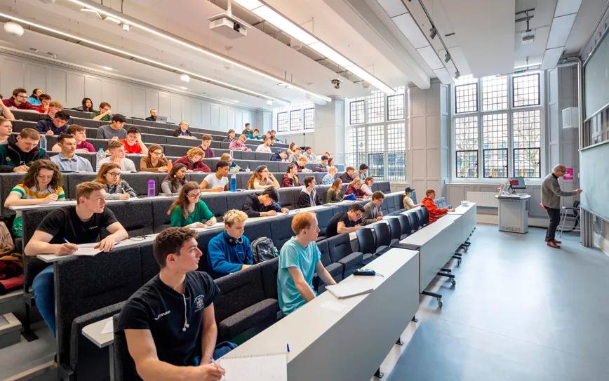 Bristol Medical School (Reino Unido) aprobó una práctica docente optativa centrada en medicina del cannabis para estudiantes de tercer año, con el objetivo de cubrir un vacío formativo que persiste desde su legalización en 2018.