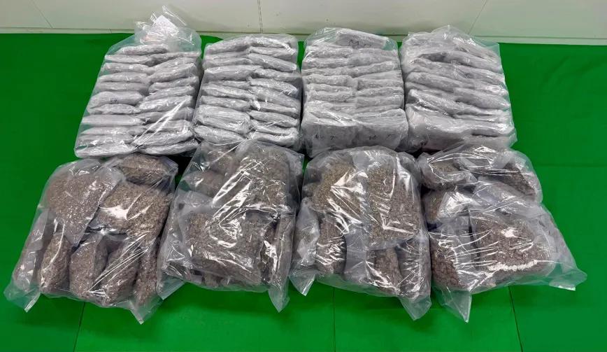 El 10 de marzo, la Aduana de Hong Kong detectó e incautó aproximadamente 106 kilogramos de presuntos cogollos de cannabis y unos 36 kg de presunta ketamina, con un valor de mercado estimado de unos 36,5 millones de dólares. La foto muestra los presuntos cogollos de cannabis incautados.