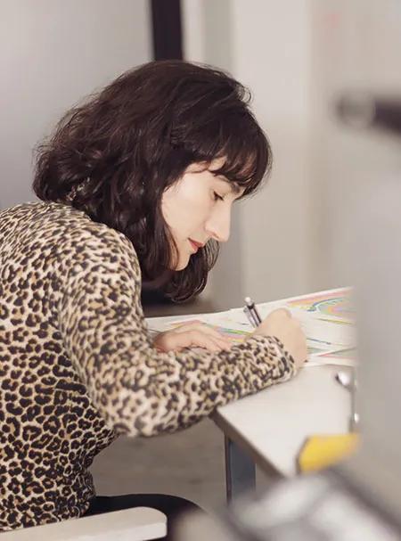 Raisa Álava dibujando. Foto: León Quinchía.