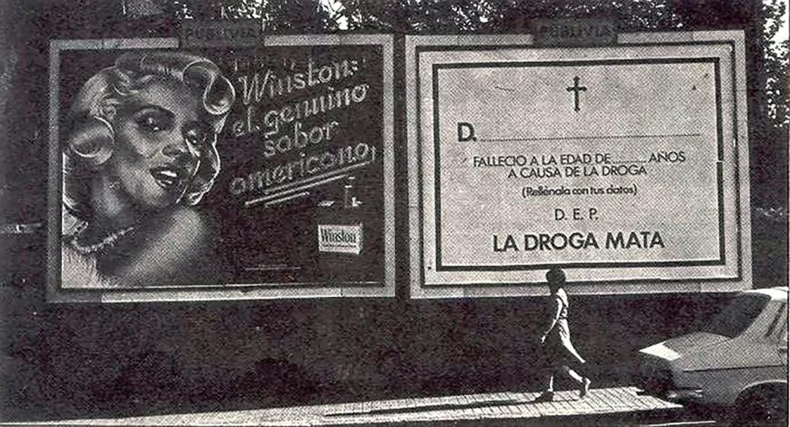 “La droga mata”, campaña institucional de 1978 que llenó España de carteles y anuncios en prensa. En este caso,  luce al lado de una valla publicitaria de tabaco.