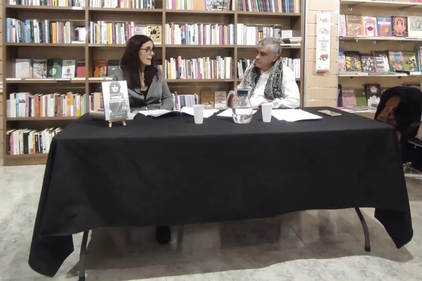 Sofía Barrón y Juan Carlos Usó durante la presentación el pasado noviembre de Divas, transgresoras e intoxicadas  en la librería La Rossa de Valencia.