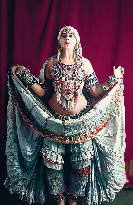 Tórtola Valencia, la  gran bailarina de danzas  hindús, persas y egipcias,  renovadora absoluta de la  danza y admirada por la  intelectualidad de su tiempo.