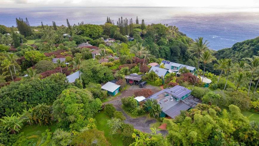 Retiro inaugural del Instituto Ram Dass de Estudios Psicodélicos con Moribundos en Maui, Hawái.