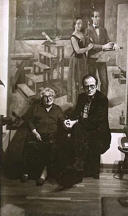 Quico y Rosa Chacel, fotografiados por Ferdinando Scianna, frente al retrato que pintó el esposo de la escritora,  Timoteo Pérez Rubio.