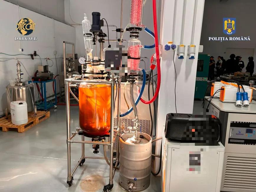 Instalación de producción de cannabinoides semisintéticos desmantelada en 2023 por la policía rumana.