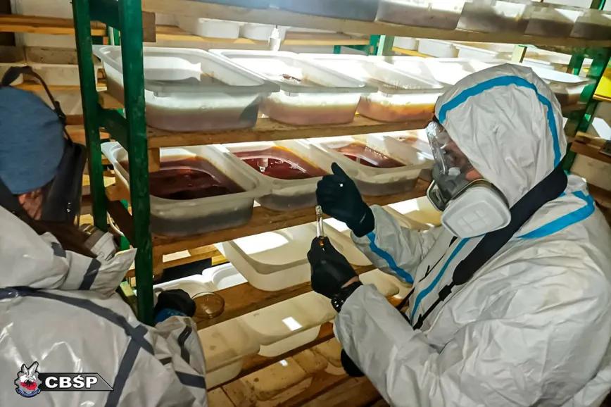 Parte de una incautación de 185 kilogramos de catinonas sintéticas confiscadas en un laboratorio desmantelado de producción de drogas sintéticas en Pyskowice, Polonia, 2024.