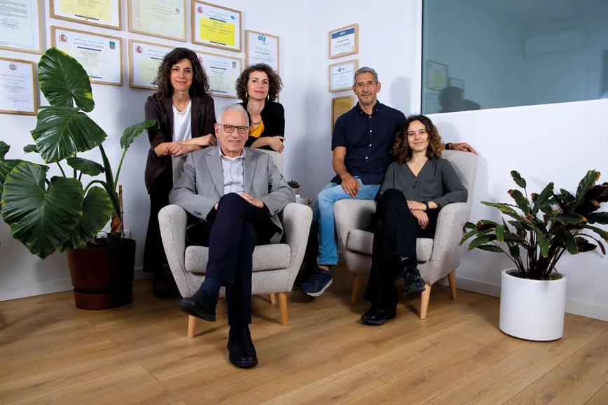 Joan Obiols con Estefanía Moreno, Irene Pérez, Carlos Vega y Marta Martín, compañeros en Synaptica.