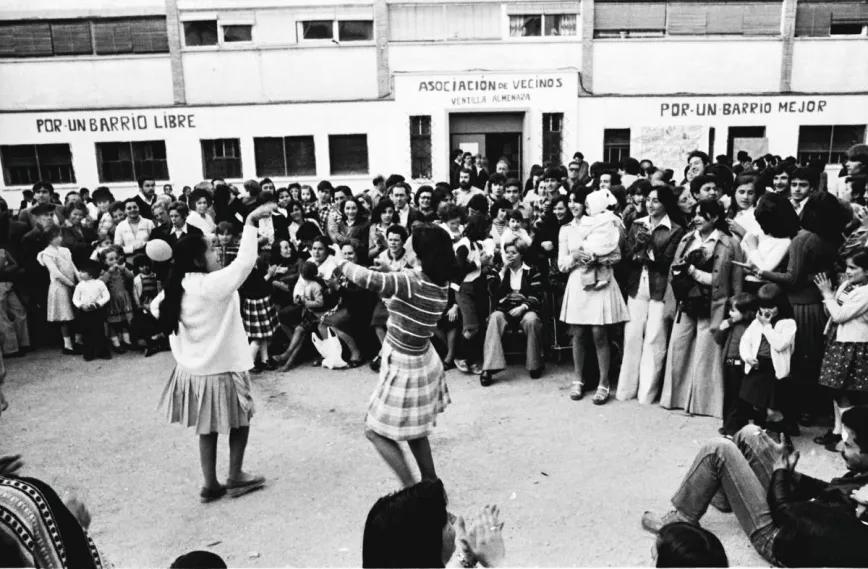 Alegría vecinal tras la ocupación de un local abandonado, colofón de las fiestas reivindicativas que se organizaron en La Ventilla (Madrid, 1977).