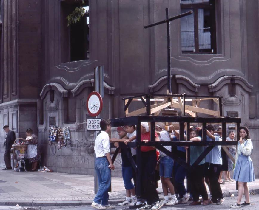 Ensayo de jóvenes costaleros de un paso de Semana Santa (Sevilla, 2018). 