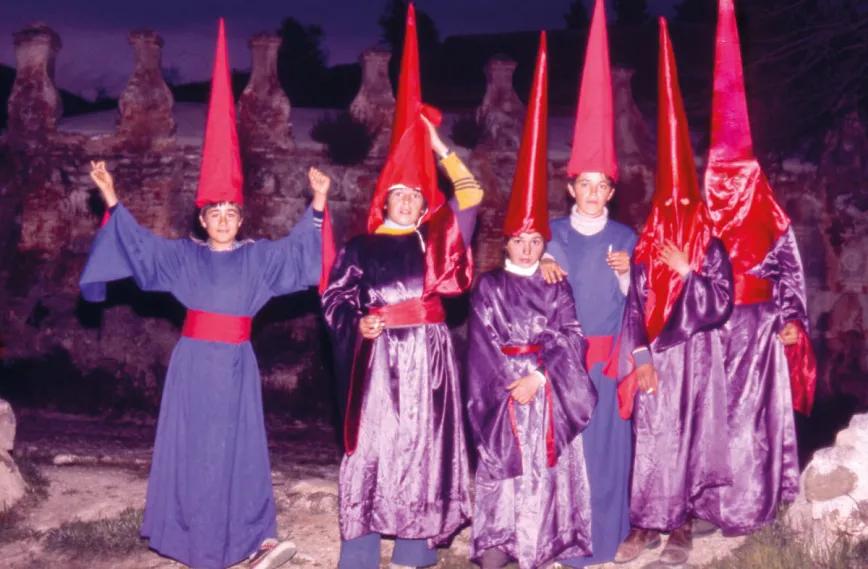 Juerga de nazarenos de la procesión del Cristo de los Gitanos del Sacromonte el Miércoles Santo (Granada, 1978) 