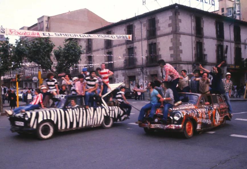 Los tastarros o coches locos que deambulaban por las calles en sanjuanes (Soria, 1977).