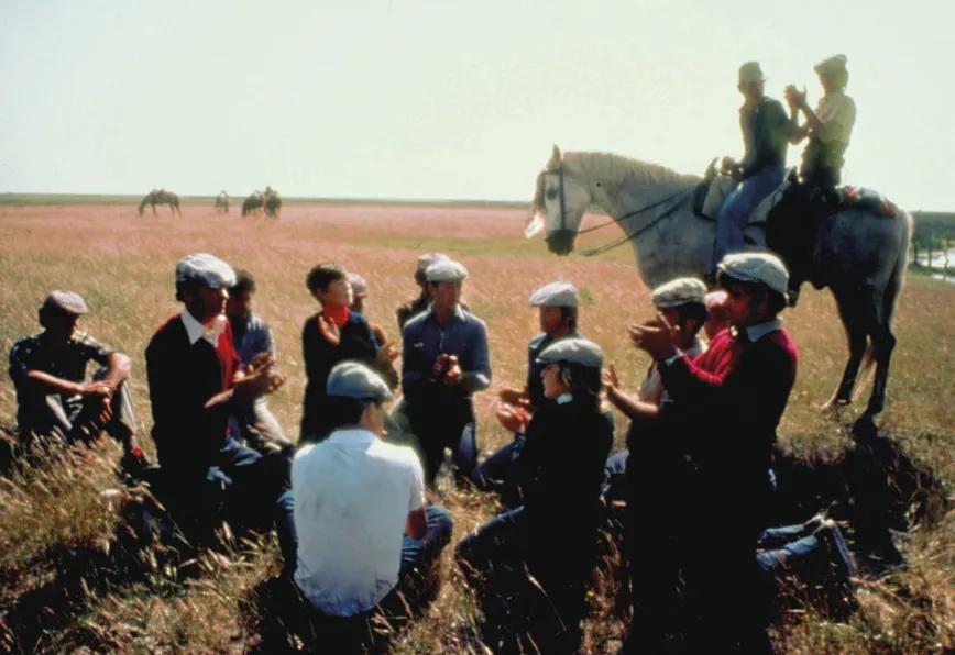 A la romería del Rocío acuden grupos sociales muy variados, con desbordante alegría como los que atraviesan Doñana (1978) como hacían con Isis-Astarté, diosa de la fertilidad.