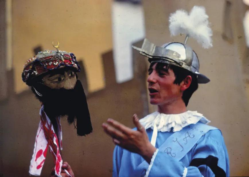 Épico duelo de una comedia de Lope de Vega: el mozo Garcilaso contra el gigante moro Tarfe, representado en Aldeire (Granada, 1981). 