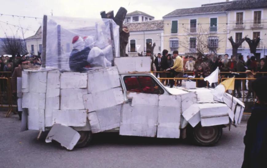 Pablo II en su papamóvil entrando en Alhama de Granada durante sus carnavales (1983).