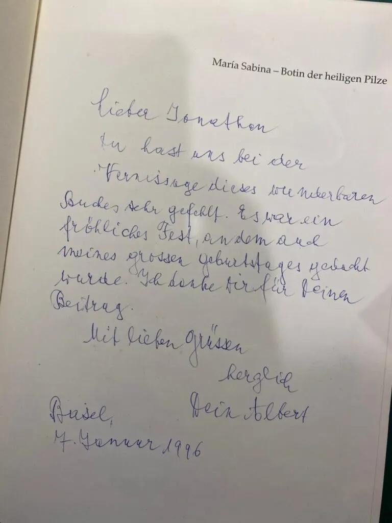 Nota manuscrita de Albert Hofmann a Jonathan Ott (Basilea, 1996). En ella, el químico le da las gracias por su labor y lamenta su ausencia en el festejo de su noventa aniversario. Hallada en el interior del libro María Sabina – Botin der heiligen Pilze. Fuente: Fundación Lobeliana.