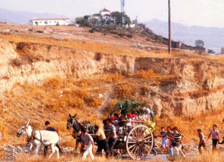 Las afueras de las grandes ciudades pueden acoger romerías como la del Cerro San Miguel del Sacromonte (Granada, 1980).