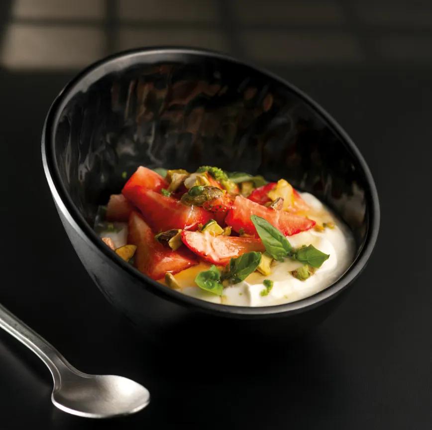 Fresas, cremoso de mascarpone y pistachos con cannamiel