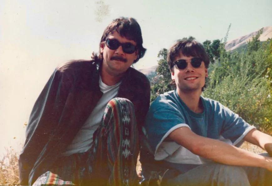 Steve con su hermano Andrew en su juventud.