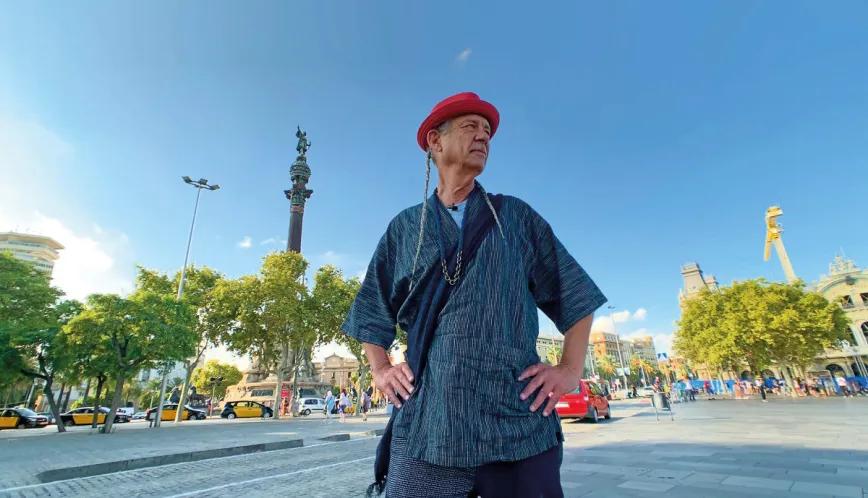 DeAngelo frente al monumento a Cristóbal Colón en Barcelona.