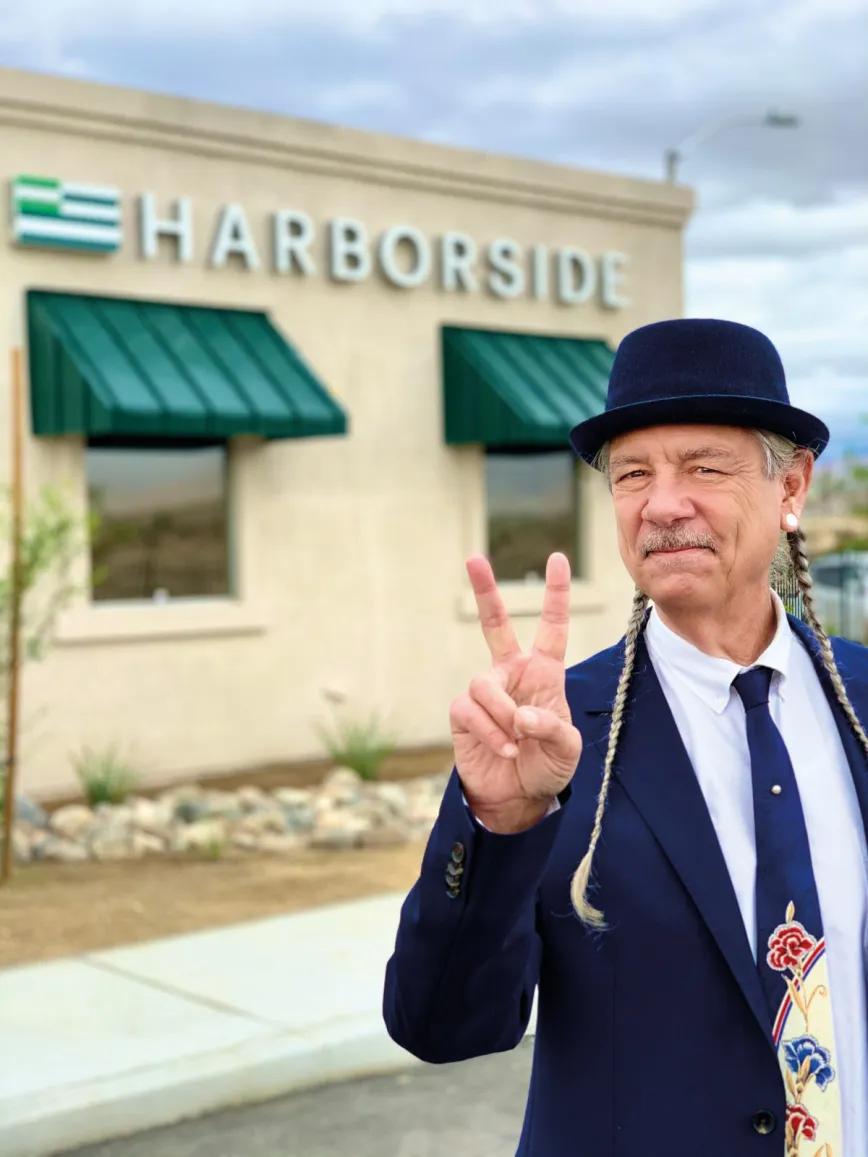 Steve a las puertas del dispensario Harborside en Desert Hot Springs, en el Sur de California. Foto: Giacobazzi Yanez