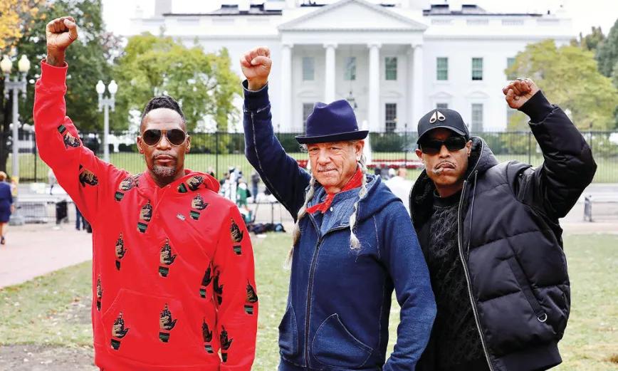 Steve con el rapero M1 de Dead Prez y con el músico Umi RBG en una protesta cannábica frente a la Casa Blanca.