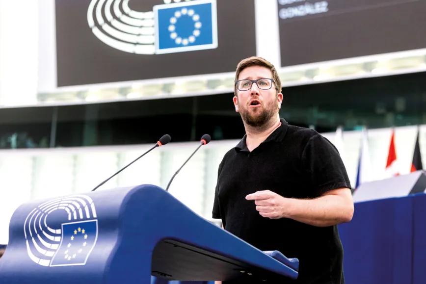 Casi una década, entre 2015 y 2024, estuvo Miguel Urbán de “activista eurodiputado”. Llegó a ser responsable de la Secretaría en Europa de la Ejecutiva Nacional de Podemos, partido del que fue uno de sus fundadores. Aunque desde 2020 no forma parte del partido morado, sigue dando guerra (por la paz) junto a su organización Anticapitalistas.