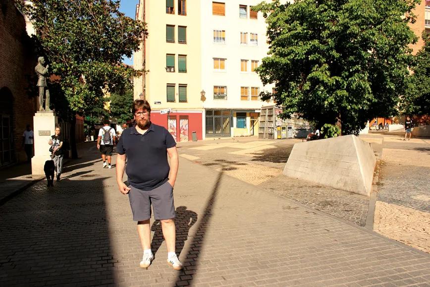 Urbán en la madrileña plaza de Arturo Barea, en Lavapiés, barrio en el que vive y lucha.