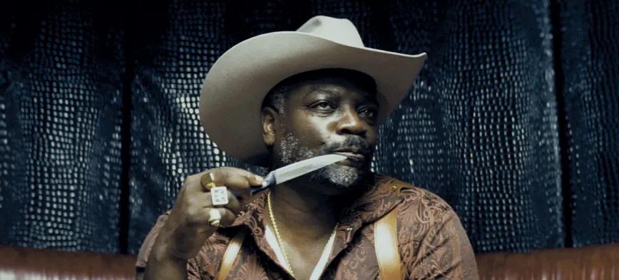 Alamo Brown (Adewale Akinnuoye-Agbaje), proxeneta y narcotraficante, es el principal villano de Euphoria.