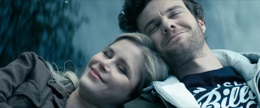 En The Boys hay lugar para el romance: Starlight (Erin Moriarty) y Hughie (Jack Quaid) forman parte del grupo que busca destruir a los Supers.