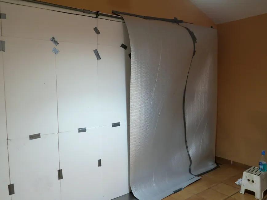 Aislar las paredes soleadas reduce el gasto en refrigeración. 