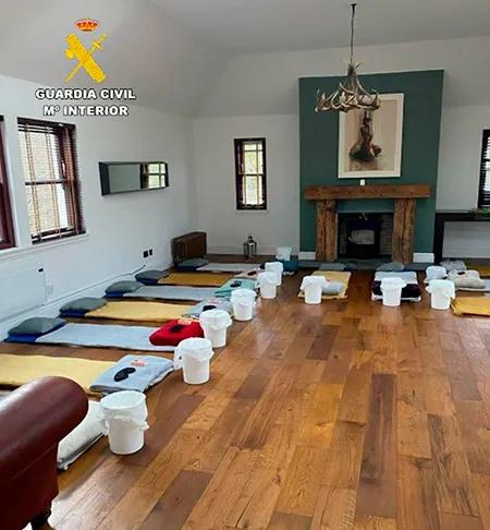 Una sala del inmueble de Sagunto donde se celebraban retiros. Foto: Guardia Civil. 
