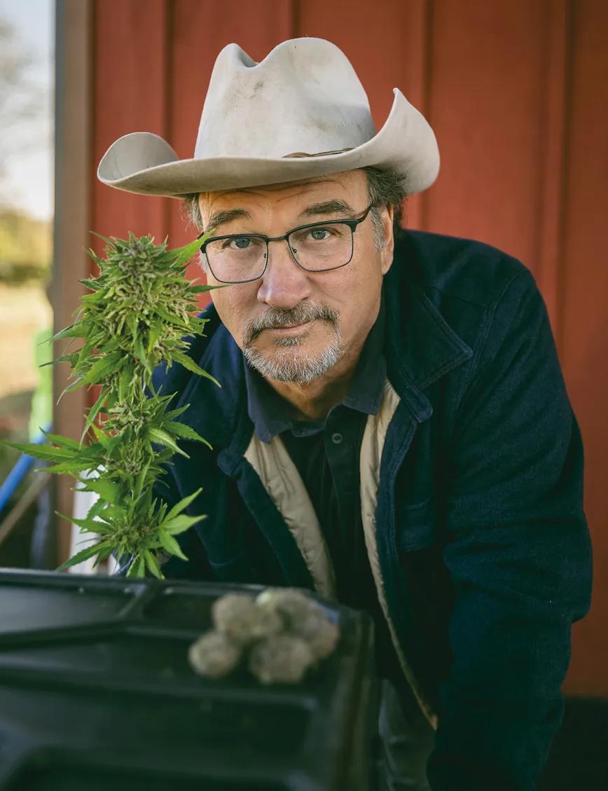 En Belushi’s Farm, el actor no solo presta su apellido a una marca: cultiva una relación con el cannabis que nace de la tierra, del oficio y de una búsqueda personal