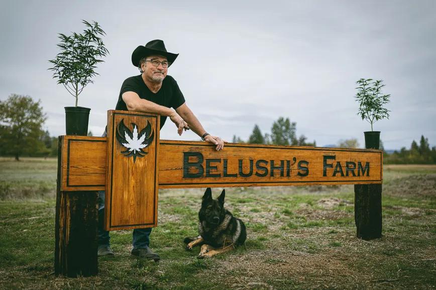 Desde que rodara Superagente K-9, Belushi ha mantenido un vínculo estrecho con los pastores alemanes. Hoy comparte vida con Taro, un perro al que describe como parte del cimiento familiar.
